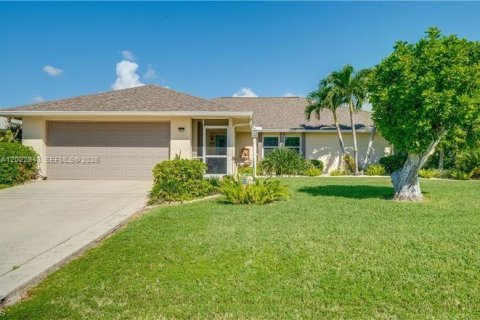 House in Cape Coral, Florida 4 bedrooms № 2179960
