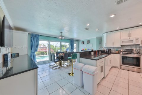 Casa en venta en Cape Coral, Florida, 4 dormitorios № 2179960 - foto 3