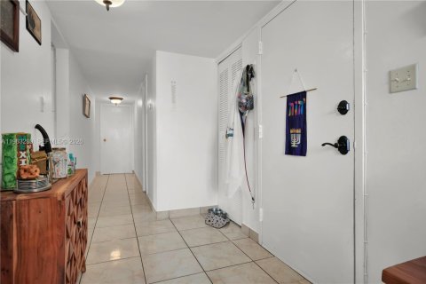 Copropriété à louer à North Miami Beach, Floride: 2 chambres, 122.45 m2 № 2025777 - photo 10