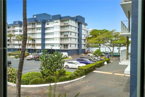 Copropriété à louer à North Miami Beach, Floride: 2 chambres, 122.45 m2 № 2025777 - photo 6