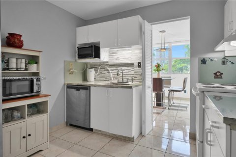 Copropriété à louer à North Miami Beach, Floride: 2 chambres, 122.45 m2 № 2025777 - photo 17