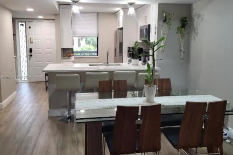 Condo in Coconut Creek, Florida, 2 bedrooms  № 1408441 - photo 1