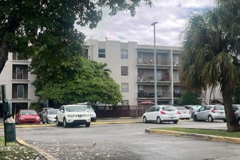 Condominio en alquiler en Hialeah, Florida, 3 dormitorios, 111.76 m2 № 1892639 - foto 13