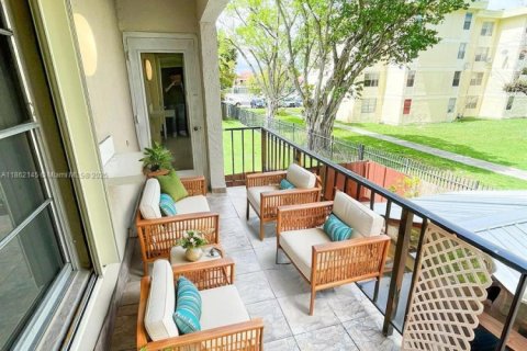 Condominio en alquiler en Hialeah, Florida, 3 dormitorios, 111.76 m2 № 1892639 - foto 2
