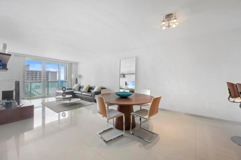 Condo in Sunny Isles Beach, Florida, 2 bedrooms № 2078889 - photo 6
