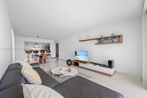 Condo in Sunny Isles Beach, Florida, 2 bedrooms № 2078889 - photo 3