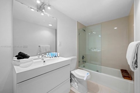 Condo in Sunny Isles Beach, Florida, 2 bedrooms № 2078889 - photo 15