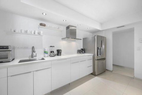 Condo in Sunny Isles Beach, Florida, 2 bedrooms № 2078889 - photo 8