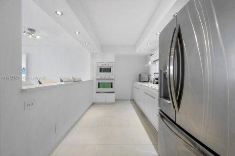 Condo in Sunny Isles Beach, Florida, 2 bedrooms № 2078889 - photo 7