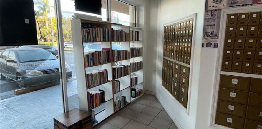 Коммерческая недвижимость в Хайалиа, Флорида № 2034373