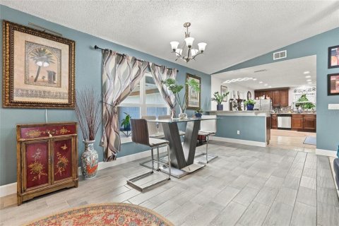 Villa ou maison à vendre à Deltona, Floride: 3 chambres, 144.93 m2 № 2433341 - photo 19