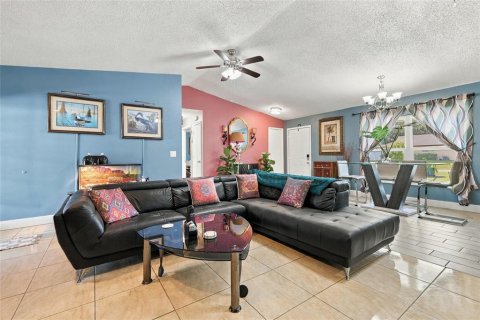 Villa ou maison à vendre à Deltona, Floride: 3 chambres, 144.93 m2 № 2433341 - photo 10
