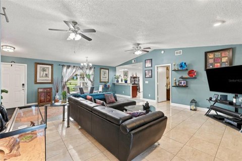 Villa ou maison à vendre à Deltona, Floride: 3 chambres, 144.93 m2 № 2433341 - photo 11