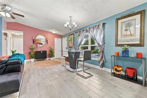 Villa ou maison à vendre à Deltona, Floride: 3 chambres, 144.93 m2 № 2433341 - photo 18