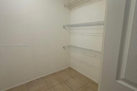 Apartamento en alquiler en Lauderdale Lakes, Florida, 1 dormitorio, 78.97 m2 № 2062452 - foto 11