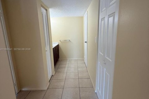 Apartamento en alquiler en Lauderdale Lakes, Florida, 1 dormitorio, 78.97 m2 № 2062452 - foto 9