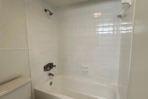 Apartamento en alquiler en Lauderdale Lakes, Florida, 1 dormitorio, 78.97 m2 № 2062452 - foto 6