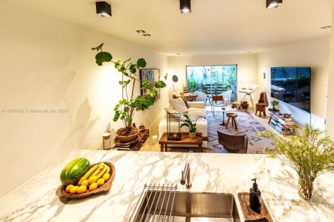 Condo in Miami, Florida, 1 bedroom  № 1697638 - photo 5