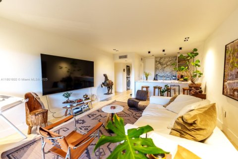 Condo in Miami, Florida, 1 bedroom  № 1697638 - photo 1