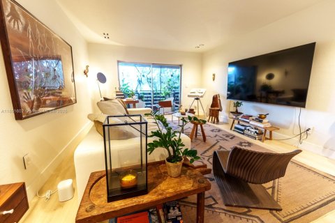 Condo in Miami, Florida, 1 bedroom  № 1697638 - photo 2