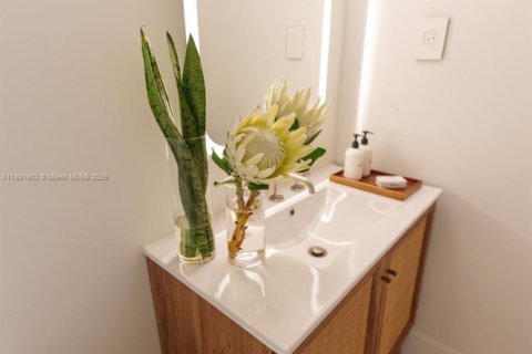 Condo in Miami, Florida, 1 bedroom  № 1697638 - photo 17