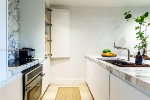 Condo in Miami, Florida, 1 bedroom  № 1697638 - photo 8