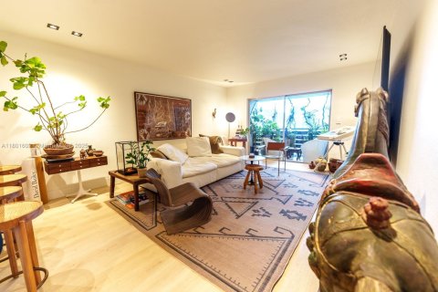 Condo in Miami, Florida, 1 bedroom  № 1697638 - photo 3