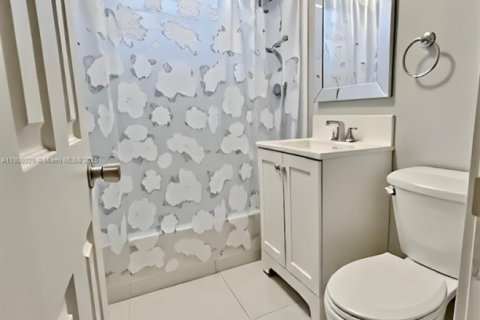 House in Miami, Florida 2 bedrooms, 99.22 sq.m. № 2013136 - photo 10