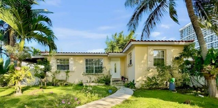 House in Miami, Florida 2 bedrooms, 99.22 sq.m. № 2013136