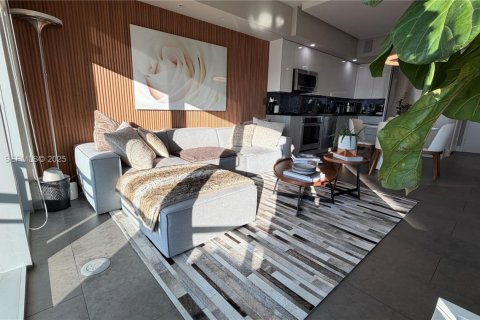 Condo in Miami, Florida, 1 bedroom  № 1993924 - photo 8