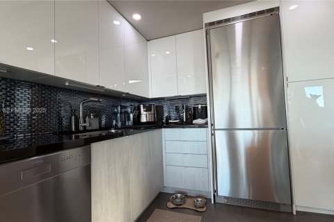 Condo in Miami, Florida, 1 bedroom  № 1993924 - photo 16