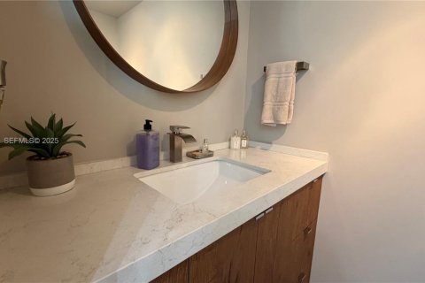 Condo in Miami, Florida, 1 bedroom  № 1993924 - photo 29