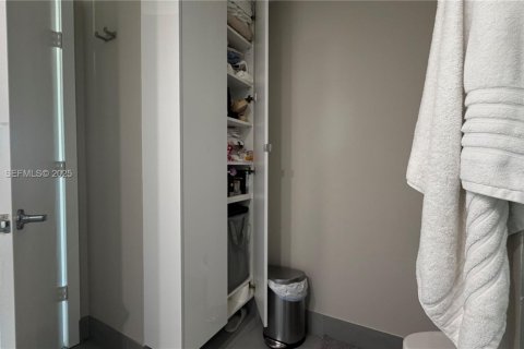 Condo in Miami, Florida, 1 bedroom  № 1993924 - photo 28