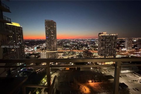 Condo in Miami, Florida, 1 bedroom  № 1993924 - photo 1