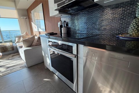 Condo in Miami, Florida, 1 bedroom  № 1993924 - photo 14