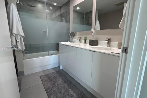 Condo in Miami, Florida, 1 bedroom  № 1993924 - photo 25