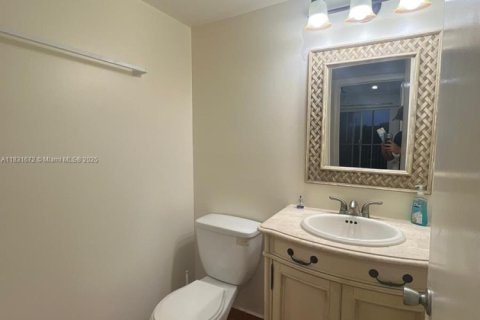 Condo in Pembroke Pines, Florida, 2 bedrooms № 2054550 - photo 8