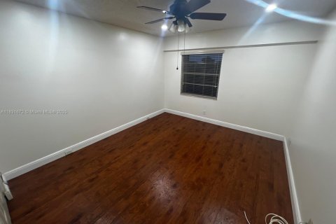 Condo in Pembroke Pines, Florida, 2 bedrooms № 2054550 - photo 11