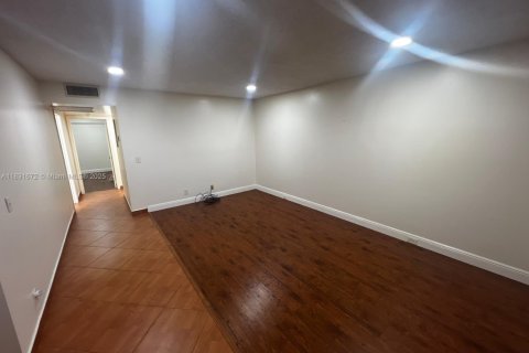 Condo in Pembroke Pines, Florida, 2 bedrooms № 2054550 - photo 12