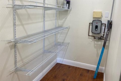 Condo in Pembroke Pines, Florida, 2 bedrooms № 2054550 - photo 13