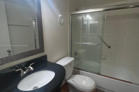 Condo in Pembroke Pines, Florida, 2 bedrooms № 2054550 - photo 15