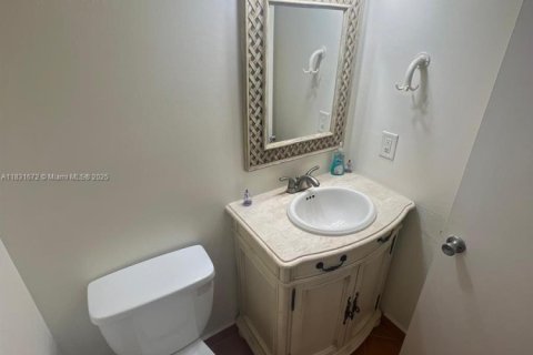 Condo in Pembroke Pines, Florida, 2 bedrooms № 2054550 - photo 9