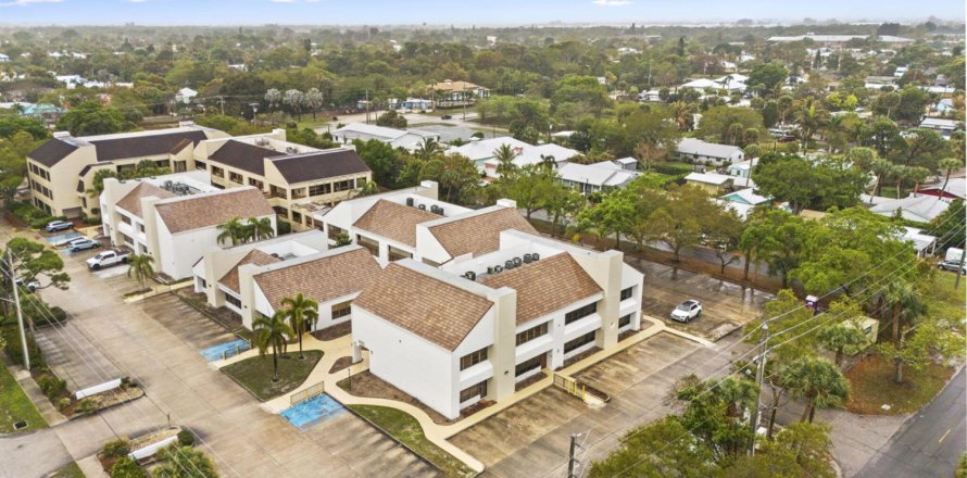 Commercial property in Stuart, Florida № 2172199