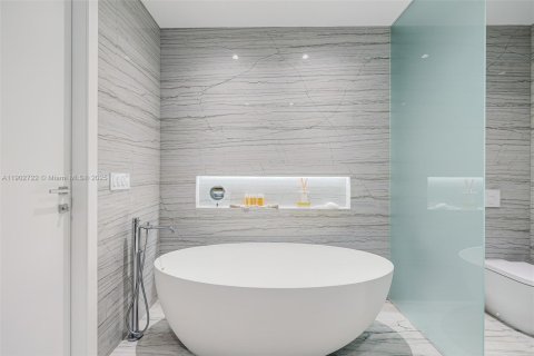 Купить кондоминиум в Майами-Бич, Флорида 2 спальни, 135.36м2, № 2012589 - фото 28