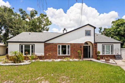 House in Casselberry, Florida 4 bedrooms, 285.02 sq.m. № 1840204 - photo 1