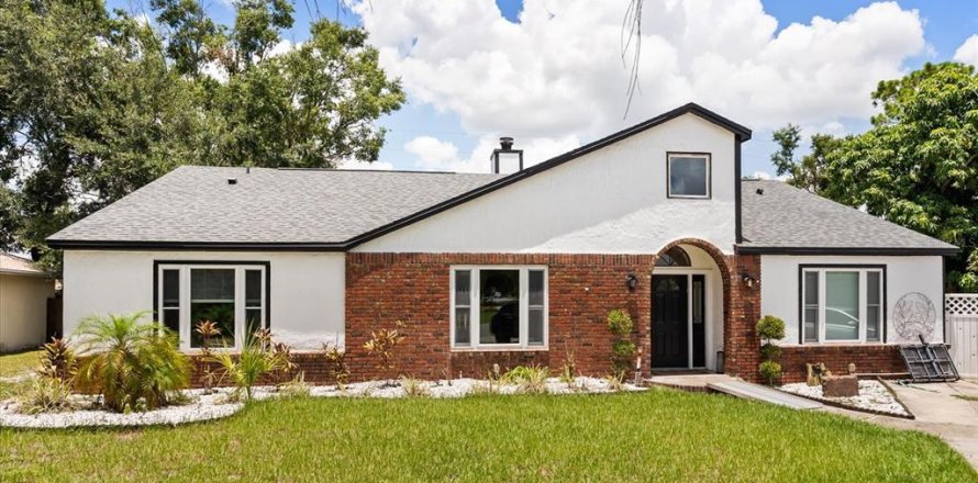 House in Casselberry, Florida 4 bedrooms, 285.02 sq.m. № 1840204