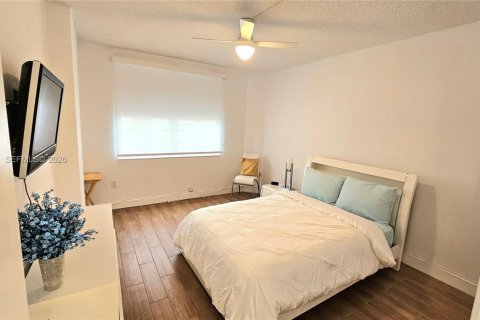 Condo in Hallandale Beach, Florida, 2 bedrooms  № 2030111 - photo 14