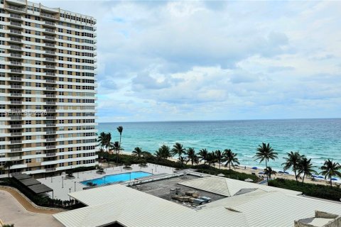 Condo in Hallandale Beach, Florida, 2 bedrooms  № 2030111