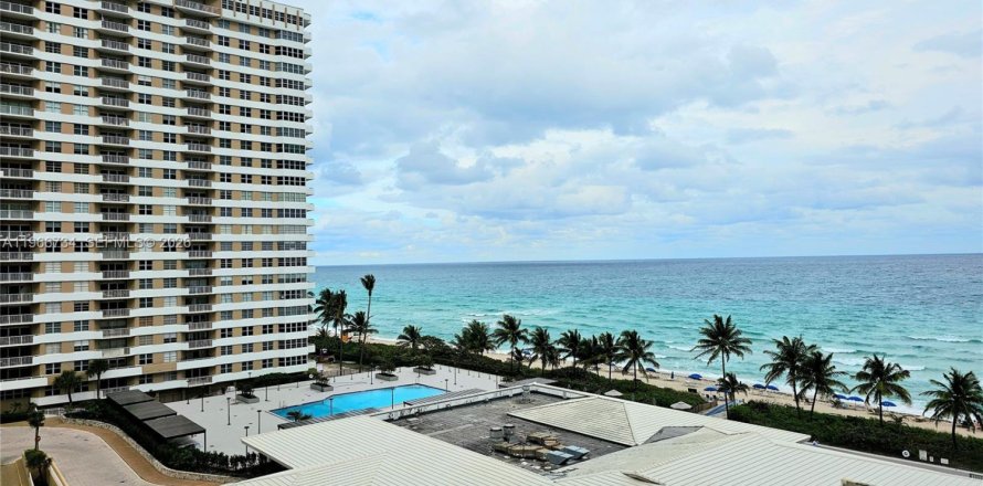 Condo in Hallandale Beach, Florida, 2 bedrooms  № 2030111