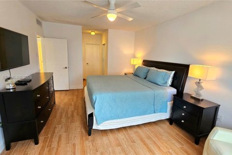Condo in Hallandale Beach, Florida, 2 bedrooms  № 2030111 - photo 19